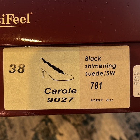 BeautiFeel Black Scalloped Heels - Picture 7 of 8